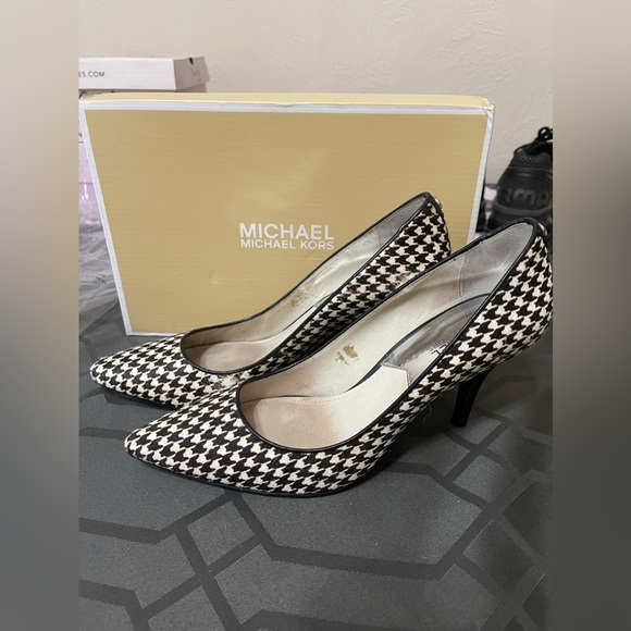 Michael Michael Kors heels. Houndstooth print. - Picture 9 of 17
